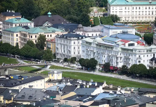 Klasszikus bécsi épületek tetővonalai és elegáns homlokzatai