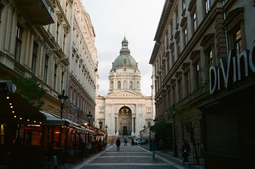 Reggeli kávéházi hangulat a Szent István Bazilika környékén