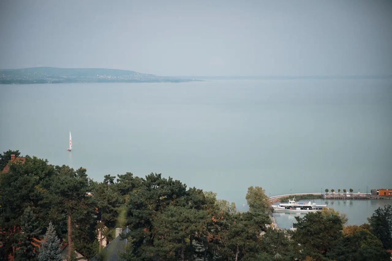 Tihanyi félsziget kilátása a Balatonra és zöld domboldalakra