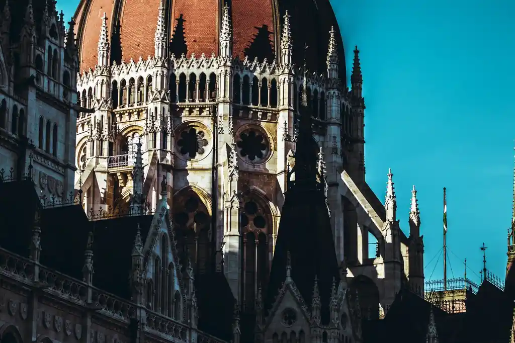 Budapesti klasszikus kupola és építészeti részlet