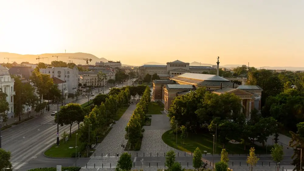 Naplemente Budapest felett, történelmi épületek sziluettjével