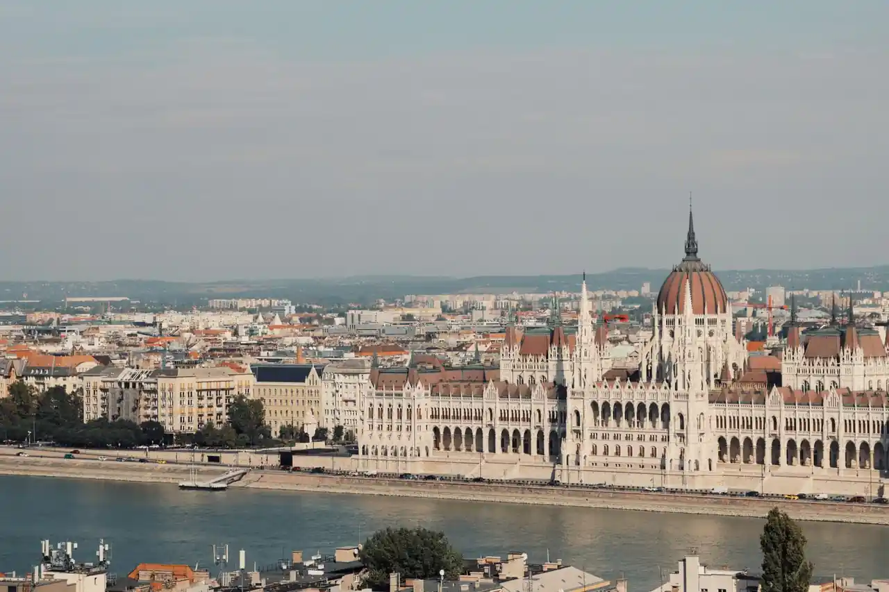 A Duna és a Budapesti Parlament történelmi épülete napsütésben