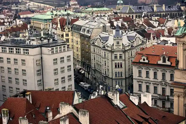Történelmi európai városkép hegyek lábánál
