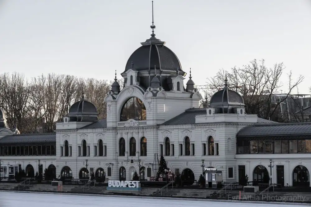 Elegáns történelmi épület homlokzata Egerben