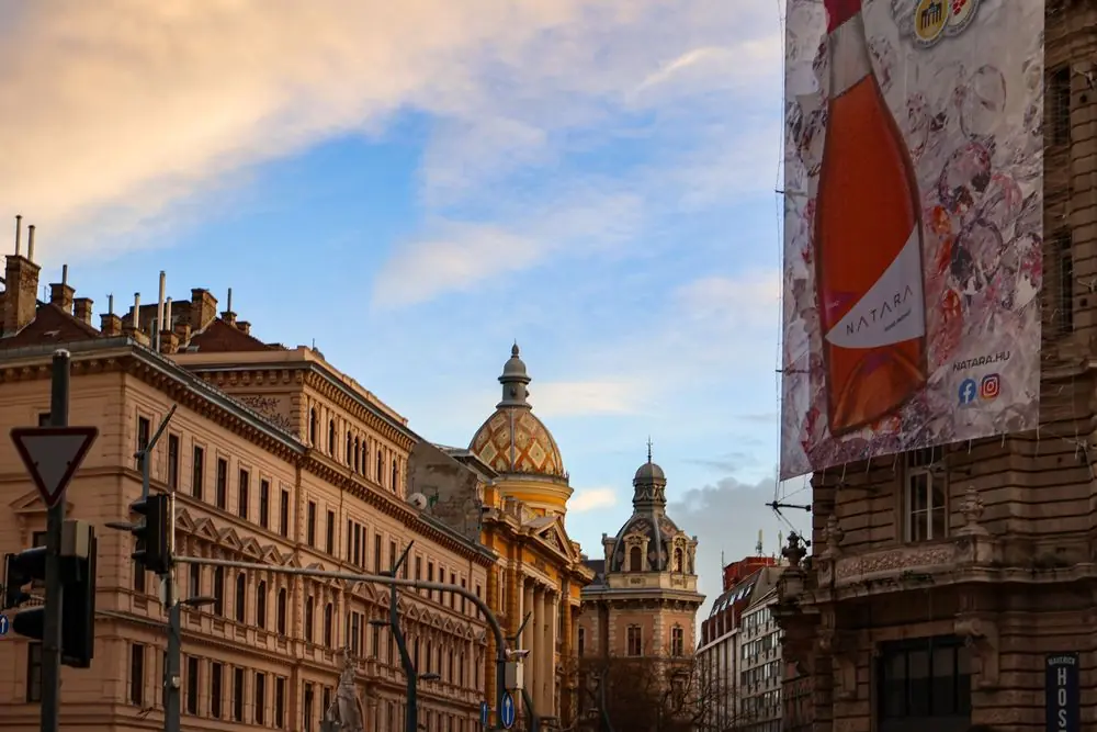 Történelmi kupolák és díszes homlokzatok részlete