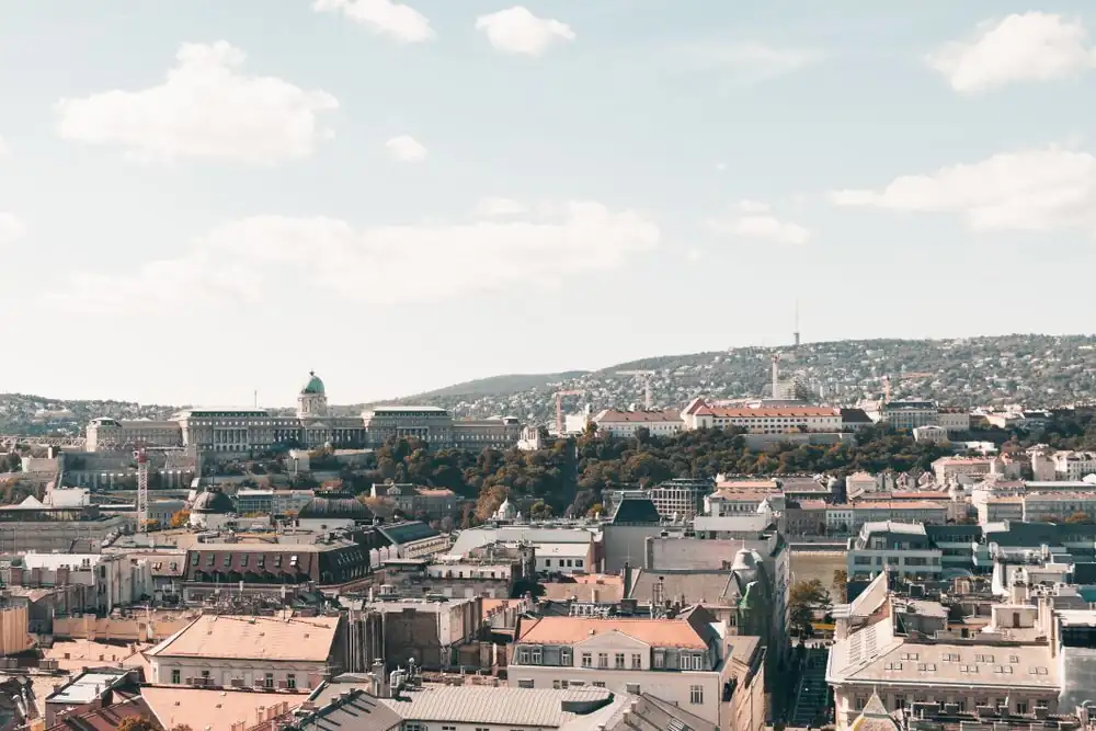 Történelmi városi panoráma tetőkkel és templomtornyokkal