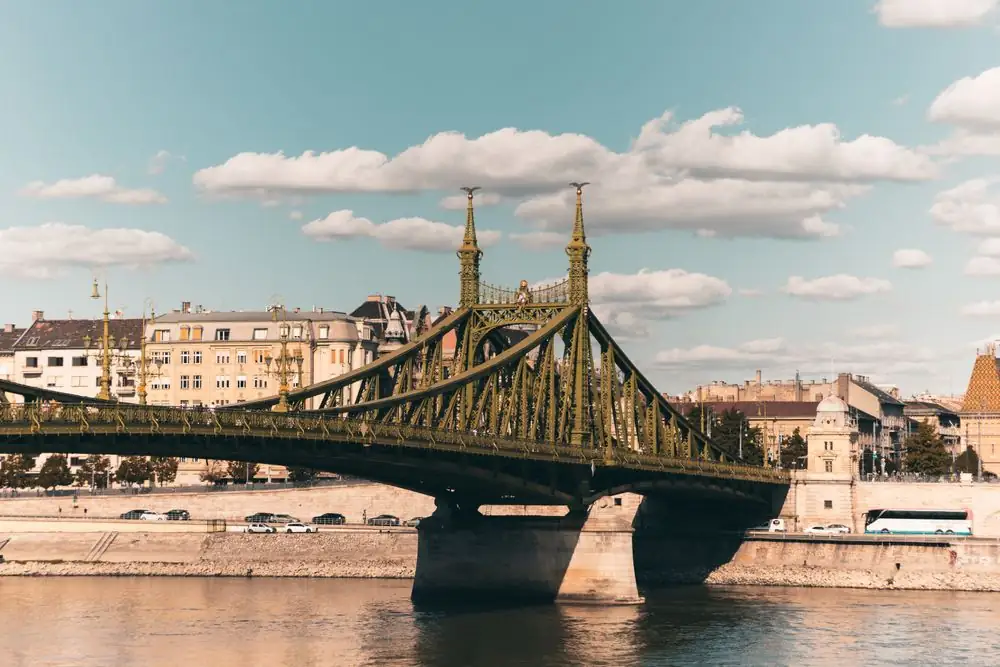 Duna-parti séta a budapesti Szabadság híd közelében