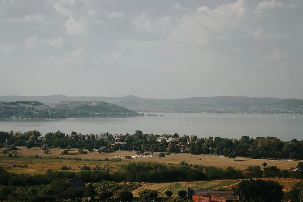 Tokaji lankás dombok és folyóparti tájkép