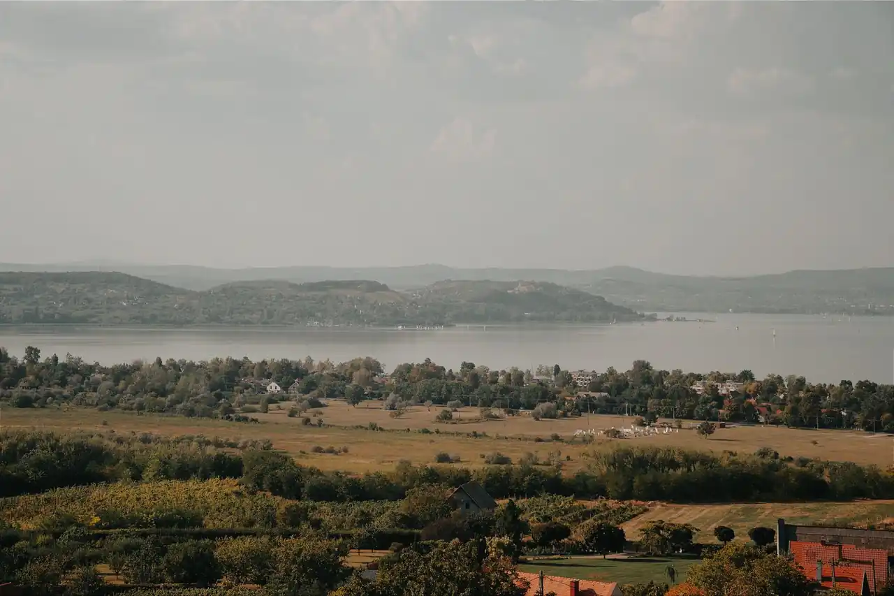 Balatoni szőlőskert és tóparti panoráma tiszta időben