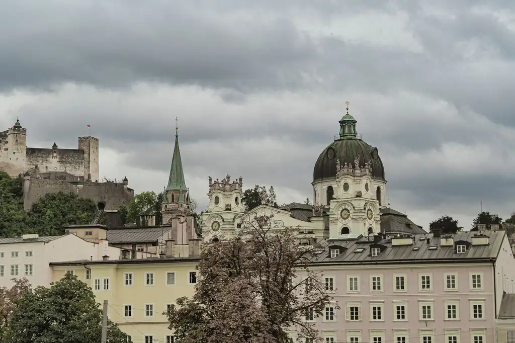 Salzburg dómja és a hegyre épült Hohensalzburg erőd
