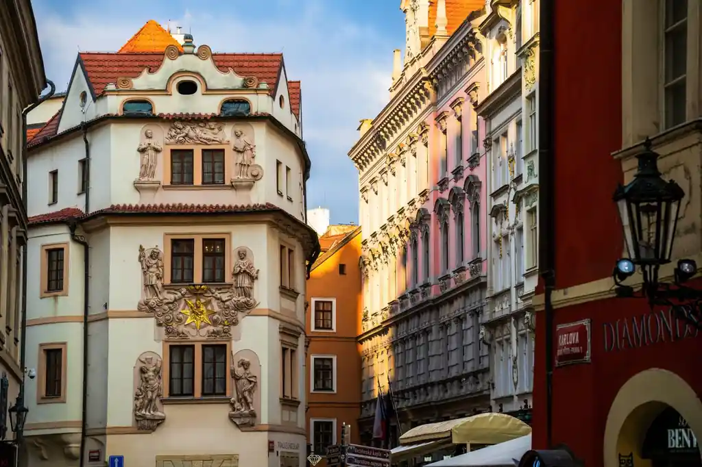 Prága óvárosi épületei és díszes homlokzatai aranyfényben