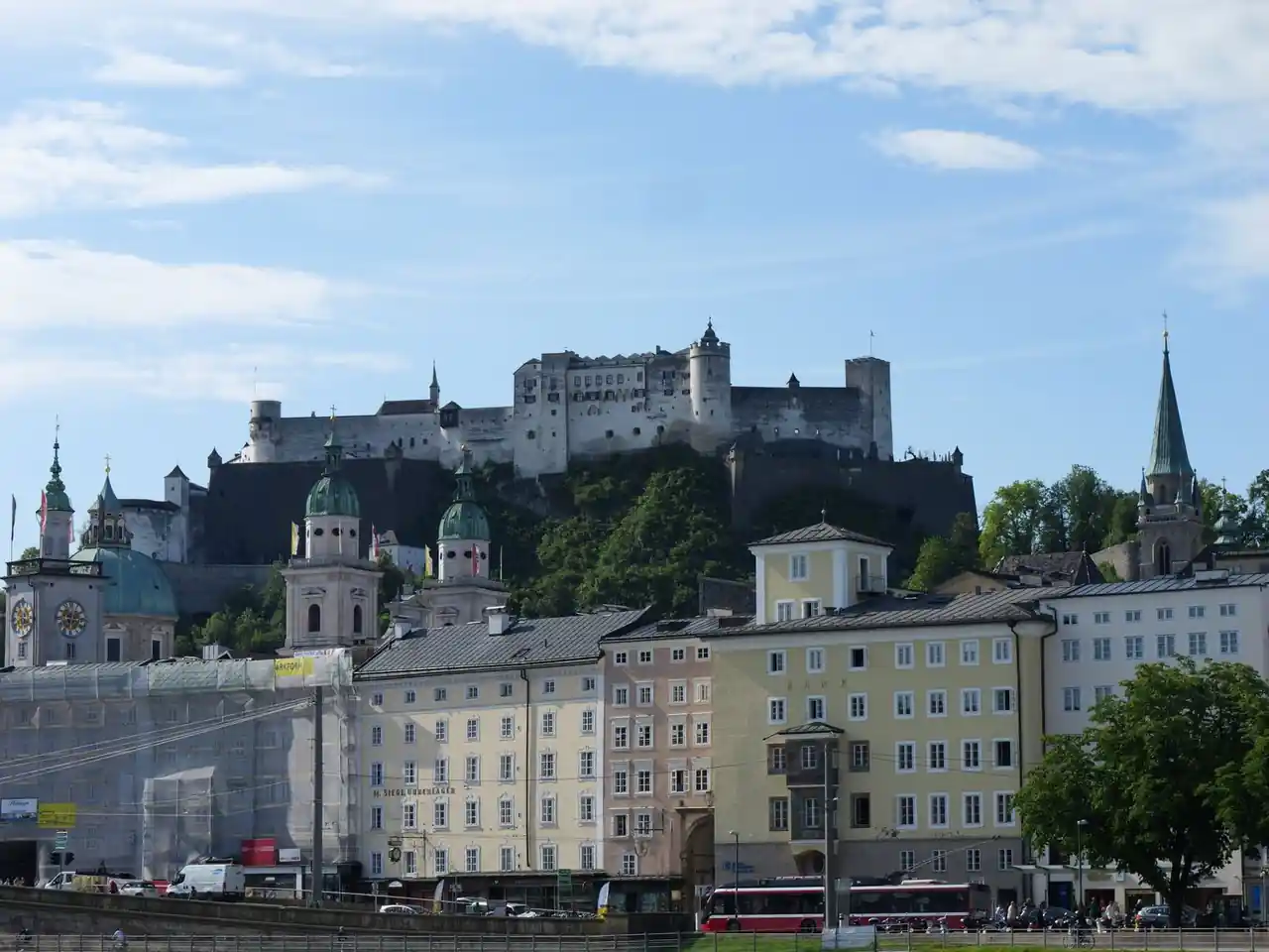 Salzburg történelmi erődje és klasszikus építészeti látképe