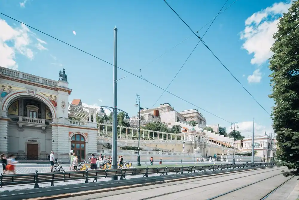 Budapesti belvárosi utcakép nyári napfényben