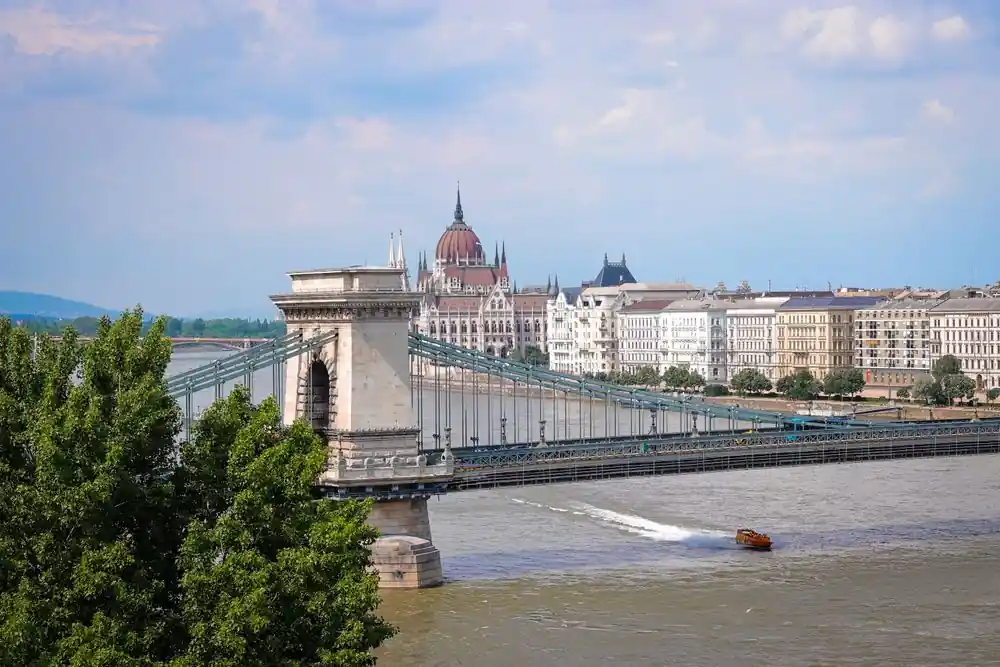 Széchenyi lánchíd és a budai vár a Duna felől